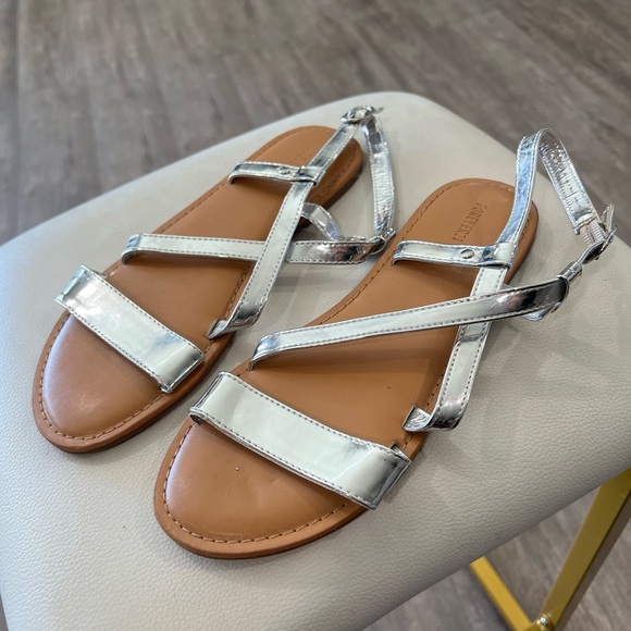 LAST PRICE🍒🤍 FOREVER 21 metallic sandals ✨ - Picture 2 of 5